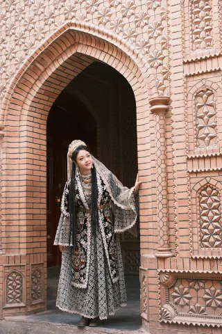 Urgent! Besties, I’ve arrived in Kashgar, what caption should I use for my Moments post!