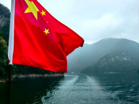 Qingjiang Gallery Roaming Guide: A Poetic Dialogue with Clear Waters and Green Mountains