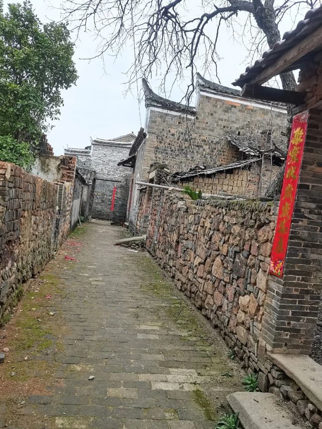 踏足賈家古村：在青磚黛瓦間觸摸千年文脈   當城市的喧囂淹沒了時光的腳步，總有一些古村落靜靜佇立，珍