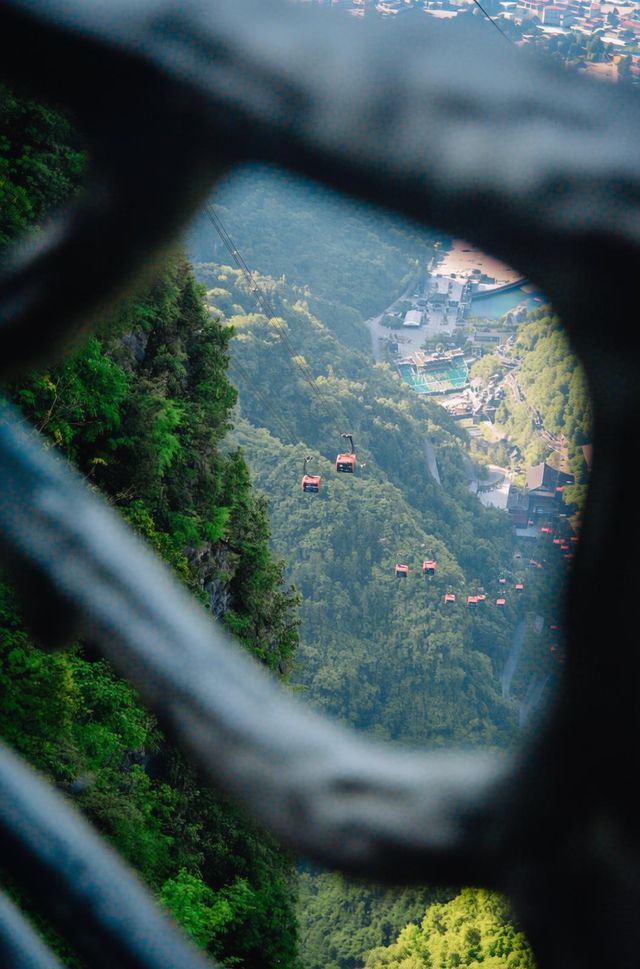 **天門山全攻略|99道彎公路+999級天梯+穿越雲霧的纜車** **三大必玩王炸組合**1 **天門山全攻略|99道彎公路+999級天梯+穿越雲霧的纜車** **三大必玩王炸組合**1