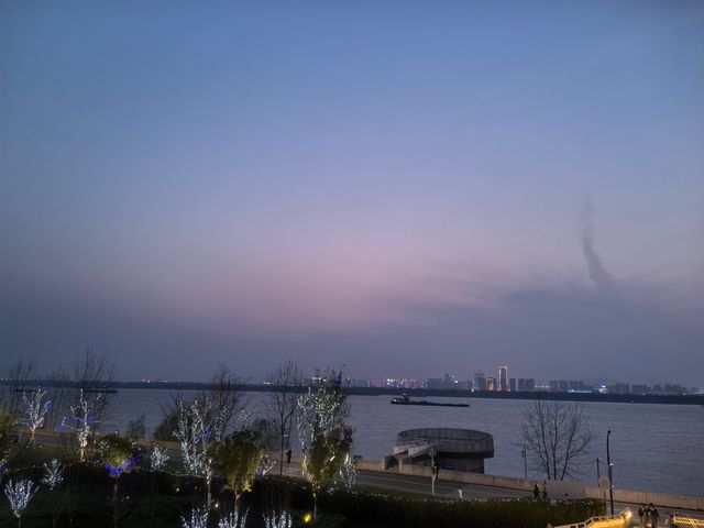 南京江心洲必打卡!燈塔咖啡館承包你的日落與浪漫 南京江心洲必打卡!燈塔咖啡館承包你的日落與浪漫