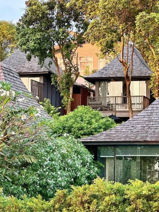 ความหรูหราแบบไทยในการพักผ่อนริมหน้าผา: ศิราวตีรีสอร์ท เกาะสมุย