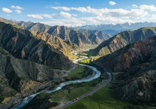 See a hundred miles of Danxia landforms + grassland flower sea + snowy mountains and lakes