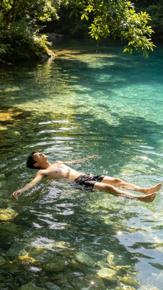 Shaoguan Lengquan Beach Travel Guide for May and June: As temperatures rise in May and June, Lengquan Beach becomes a hidden gem of a summer resort in northern Guangdong. The spring water maintains a constant temperature of 21℃ year-round, allowing you to enjoy both water activities and cooling off.