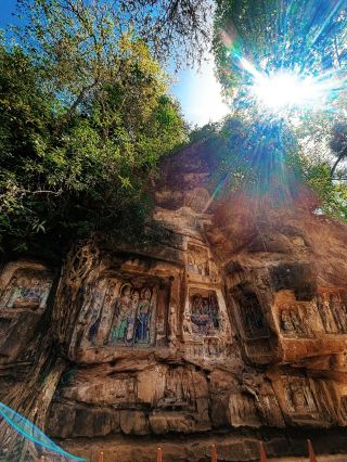 Explore thousand-year-old cliff carvings | A day trip to Pujiang's Feixiange Grottoes. The "Feitiange" you searched for most likely refers to the Feixiange Grottoes in Pujiang, Chengdu. It is a