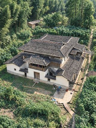 Jinyunlou is the former residence of Tu Liangsang, an overseas Chinese from Malaysia. The history of people from Jiyang migrating to Southeast Asia can be traced back to the late Qing Dynasty and early Republic of China. In 1927 alone, 37 villagers from Jiyang...