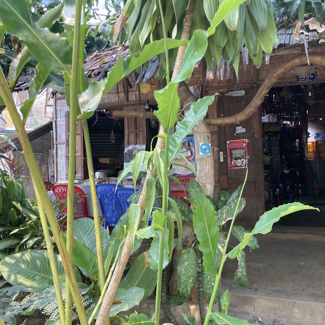 ラオスの伝統的な老舗レストラン　Souphailin Restaurant