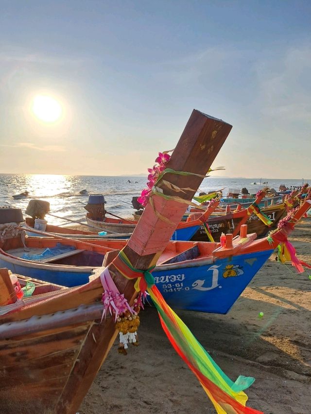 ช็อปของทะเลสดๆ จากตลาดประมงพื้นบ้าน หาดจอมเทียน
