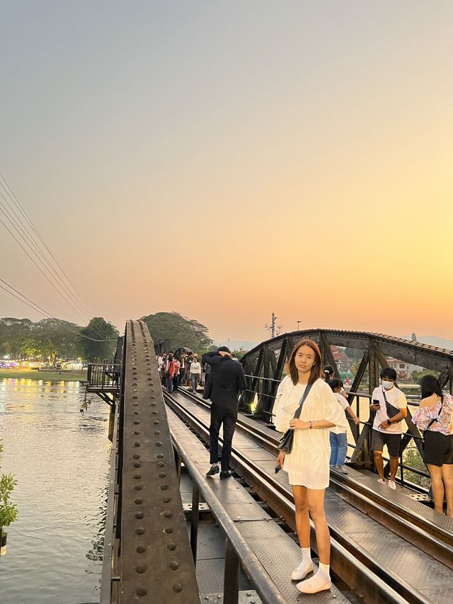 สะพานข้ามแม่น้ำแคว ในยามราตรี