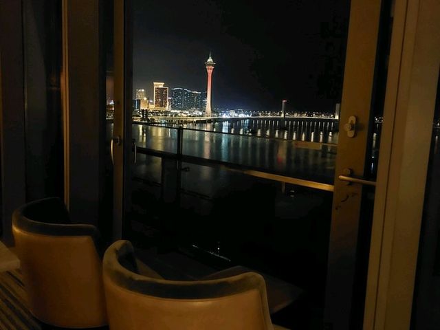 無敵打卡夜景+室內外泳池+豐富膳食