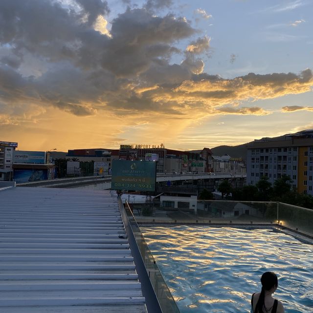 สระว่ายน้ำรูฟทอปวิวเมืองเชียงใหม่ที่ WE Terminal