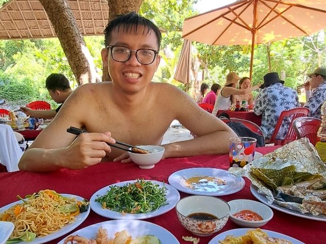 Lunch at Relax at Cham Island Beach