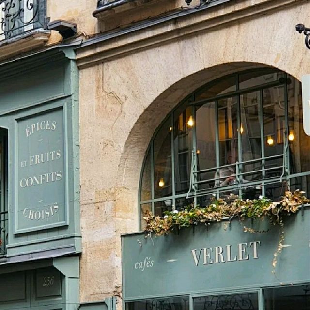 COZY CAFÉ FOR COFFEE ENTHUSIAST IN PARIS!