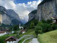 瑞士🇨🇭 ｜ 少女峰區絕美風景小鎮 🏘️ - 勞特布魯嫩 （Lauterbrunnen)