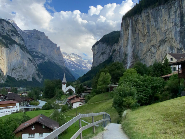 瑞士🇨🇭 ｜ 少女峰區絕美風景小鎮 🏘️ - 勞特布魯嫩 （Lauterbrunnen)