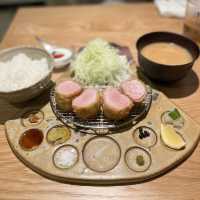 住宅街の路地裏みたいなところにひっそりと佇むトンカツの名店🐷