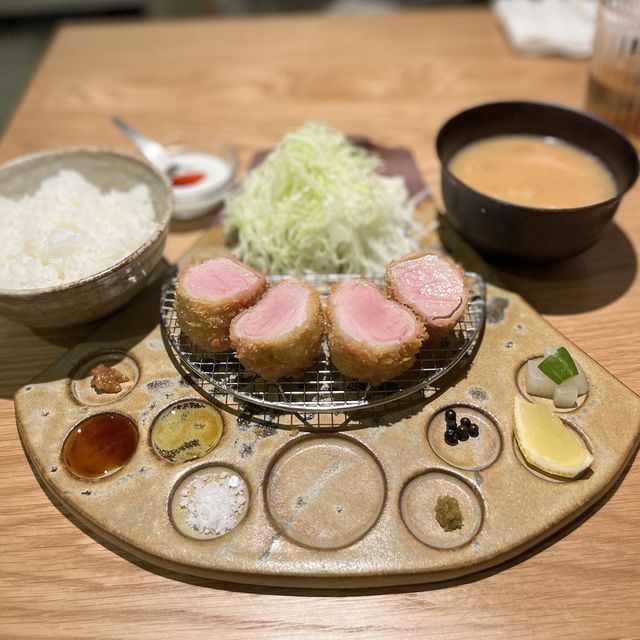 住宅街の路地裏みたいなところにひっそりと佇むトンカツの名店🐷