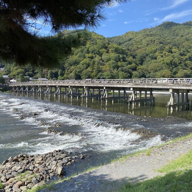 嵐山観光スポット！夏の渡月橋から見る桂川は太陽が川に反射してキラキラしていた