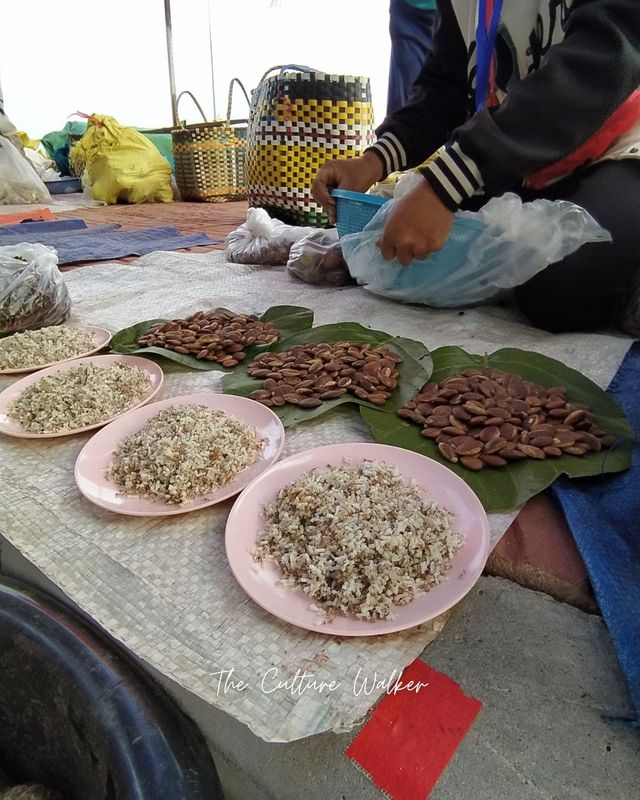 ตลาดริมโขง ดูของป่าจากฝั่งลาว ที่นครพนม 