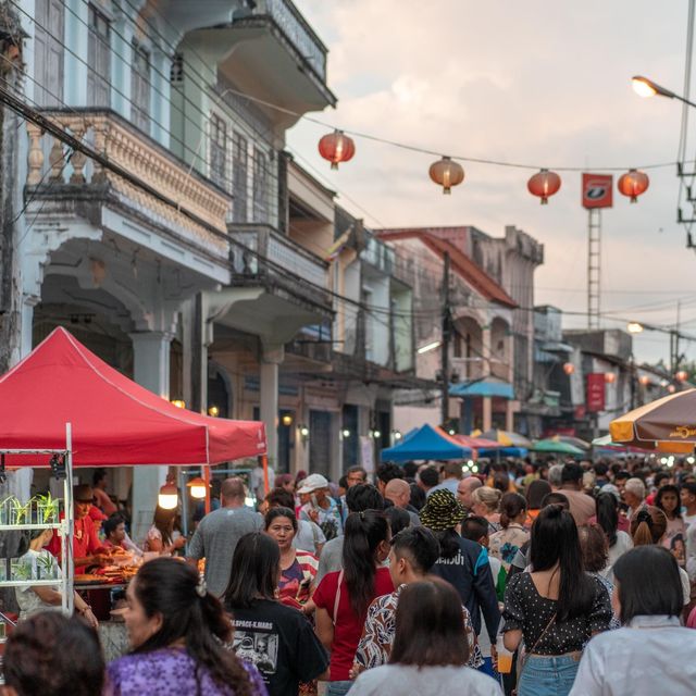 ถนนคนเดินย้อนยุคตะกั่วป่า กินขนม ชมเมืองเก่า