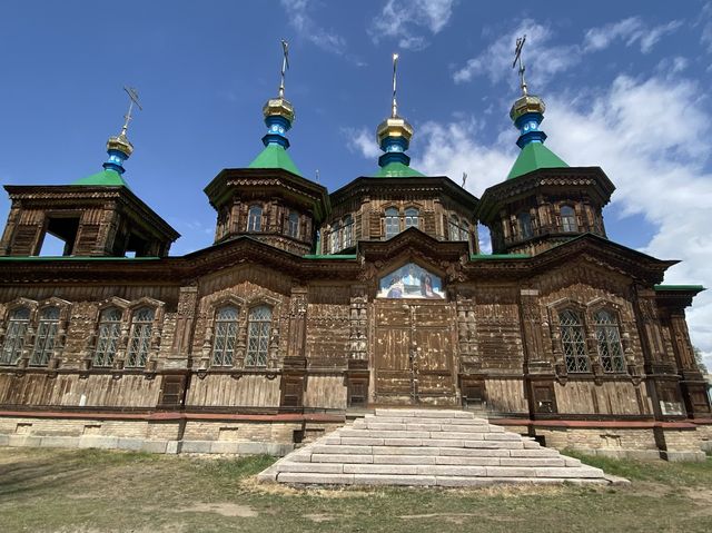 128년 된 목조 성당인 Holy Trinity Cathedral. 