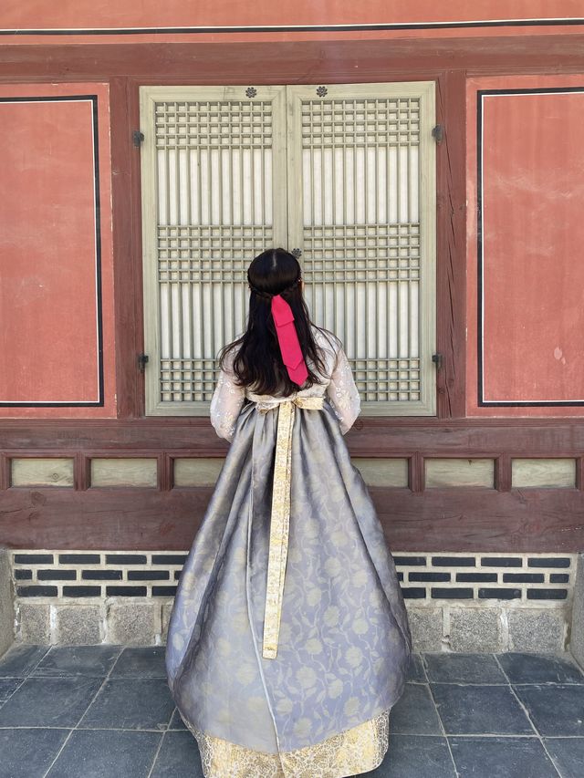 ชวนเพื่อนเช่าชุดฮันบกไปถ่ายรูปที่พระราชวังคยองบก