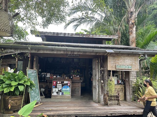 แวะชิมอาหารพื้นเมือง ร้านอาหารเรือนไม้