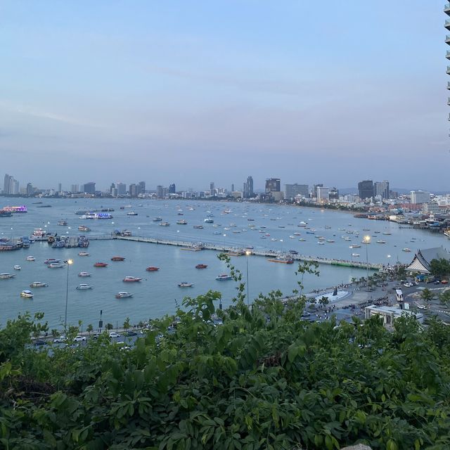 จุดชมวิวถ่ายรูปสวยสุดฮิตบนเขาพระตำหนัก 🌊