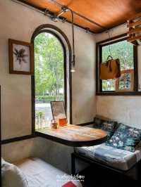 ร้านกาแฟสไตล์วินเทจใจกลางเอกมัย