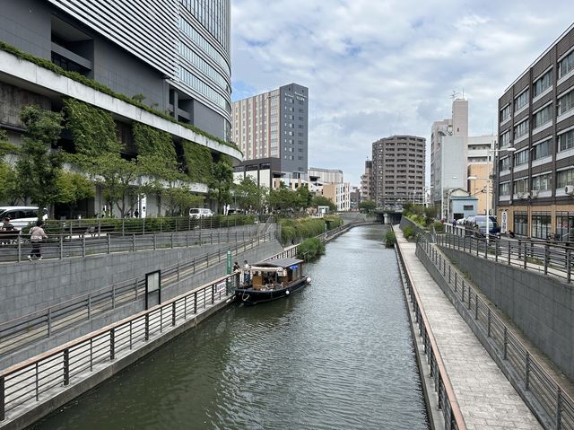 東京・押上。スカイツリーを見上げる『北十間川』と『墨田区おしなり公園』 