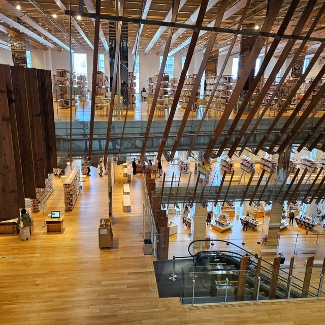 玻璃與木作的建築之美-富山市玻璃美術館