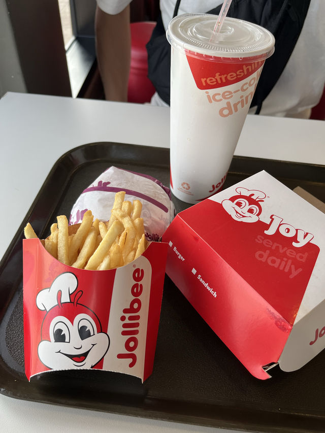 【グアム】人気のハンバーガーチェーン！Jollibee（ジョリビー）のグアム店に行ってきた！