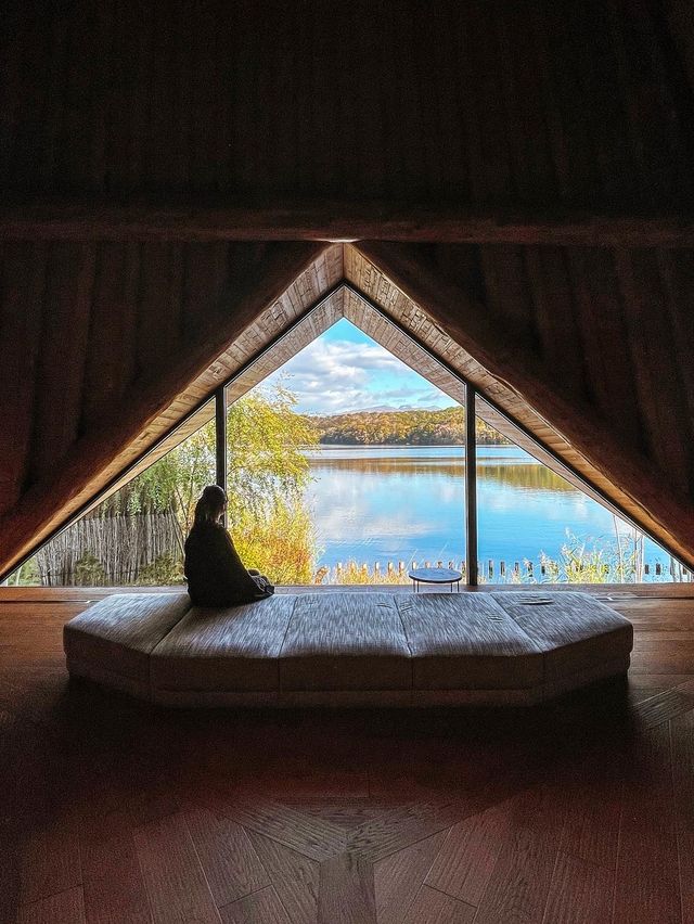【北海道】湖に浮かぶようにに行む三角屋根の絶景宿