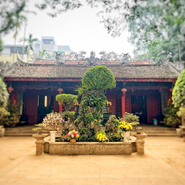 湖の近くのクアンタン寺