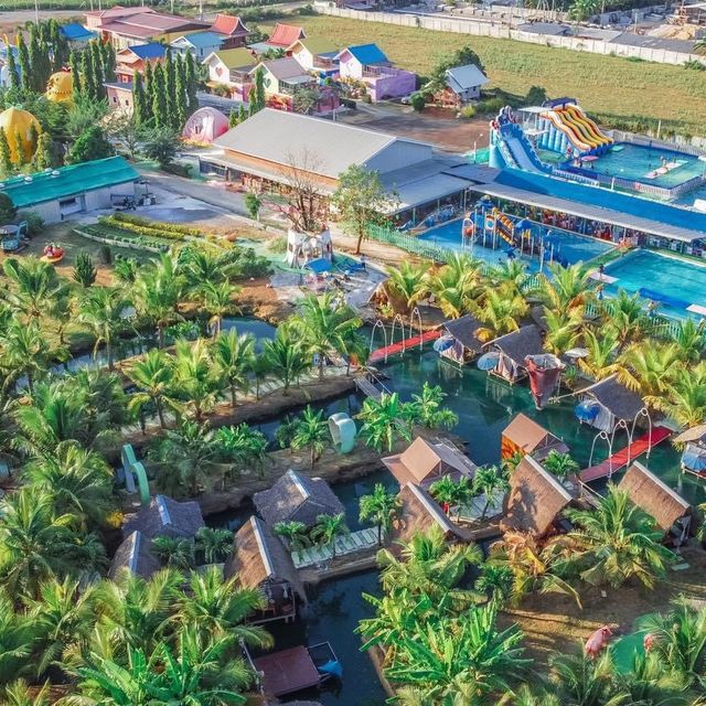 คาเฟ่สุพรรณบุรี ในสวนมะพร้าวริมน้ำ