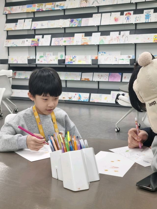 카페와 컬러링존마저 감각적😳
