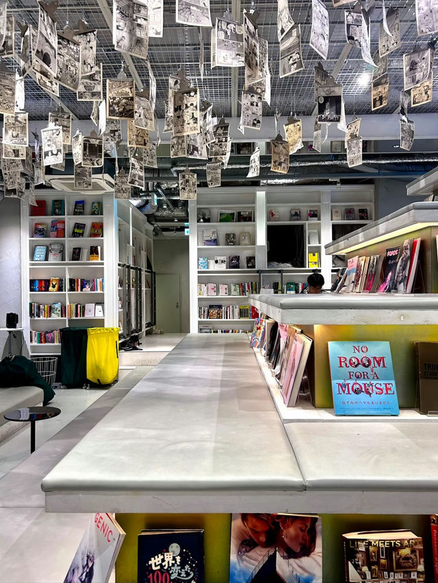 【大阪】本好きにはたまらない 泊まれる本屋 カフェ オシャレなBook And Bed Tokyo 心斎橋
