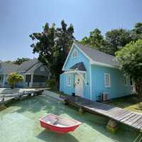 รีสอตน่ารัก สีสันสดใสริมทะเลจันทรบุรี