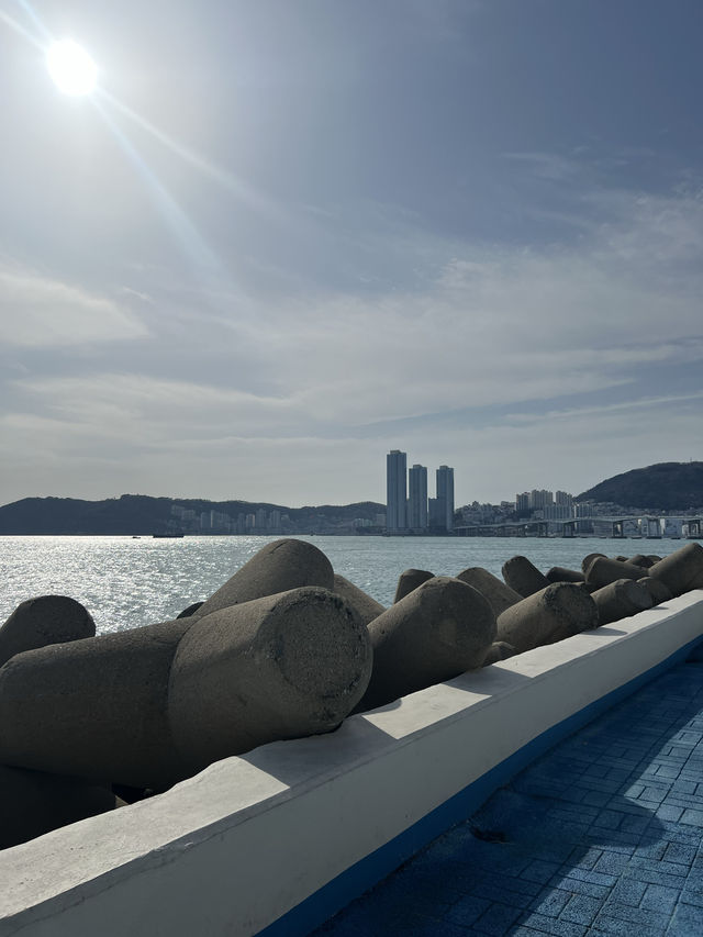 부산 여행 이색 동굴 포토존 ‘흰여울문화마을 해안 동굴 터널’