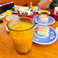 【臺中】回轉壽司，每消費5個盤子，顧客可以參與一次抽獎，獲得各種小獎品。