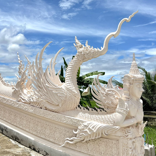 วัดแม่ตาว อุโบสถสีขาวพุทธศิลป์แห่งความงดงาม