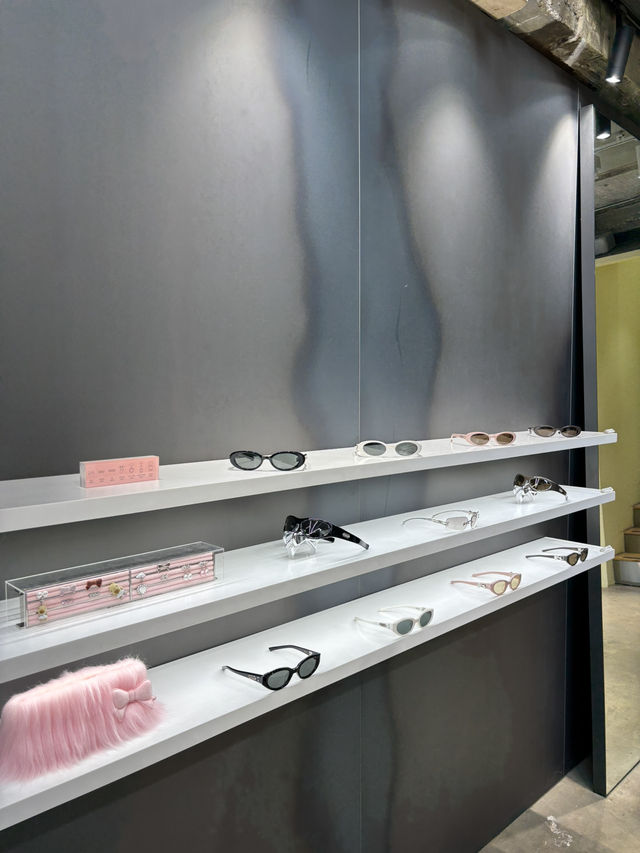 미술관처럼 꾸며져있는 젠틀몬스터 홍대 플래그쉽💛