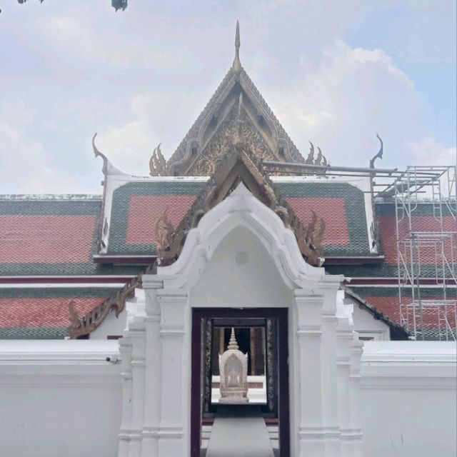 วัดสระเกศ วัดที่มีถ้ำและภูเขาจำลอง กลางกรุงเทพ✨️