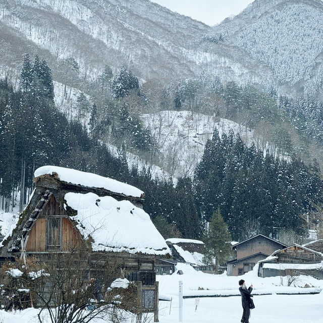 Dreamy snow village in Japan - Shirakawago 