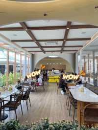 Sunny Beach House Pattaya คาเฟ่สีเหลืองริมทะเล