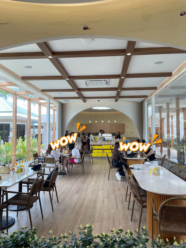 Sunny Beach House Pattaya คาเฟ่สีเหลืองริมทะเล