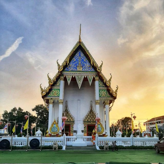 กราบหลวงพ่อเพชร หลวงพ่อพัฒน์แห่งวัดท่าหลวง