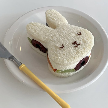韓国】可愛いミッフィーのフルーツサンドが美味しいカフェ🐰 | Trip