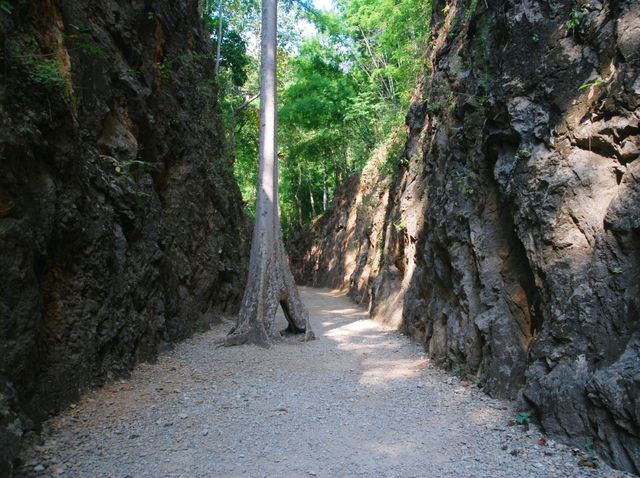 เที่ยวกาญจนบุรี ศูนย์ประวัติศาสตร์ช่องเขาขาด