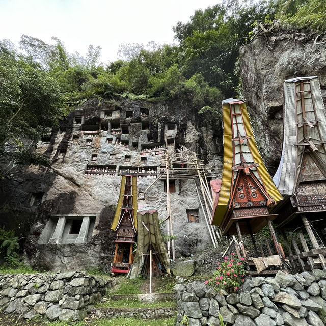 Kuburan Batu Lemo in Toraja, giving me a goosebumps 😆